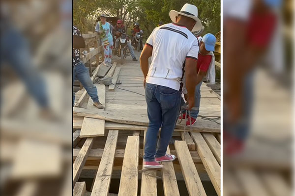 Habitantes de los municipios de Santa Ana y Santa Bárbara tratando de ‘emparapetar’ de manera artesanal el puente Michichoa. 