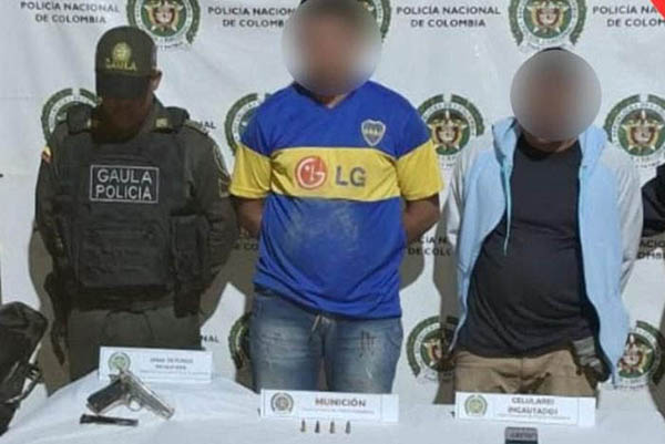 Durante el procedimiento de allanamiento, las autoridades incautaron un arma de fuego tipo pistola con municiones.
