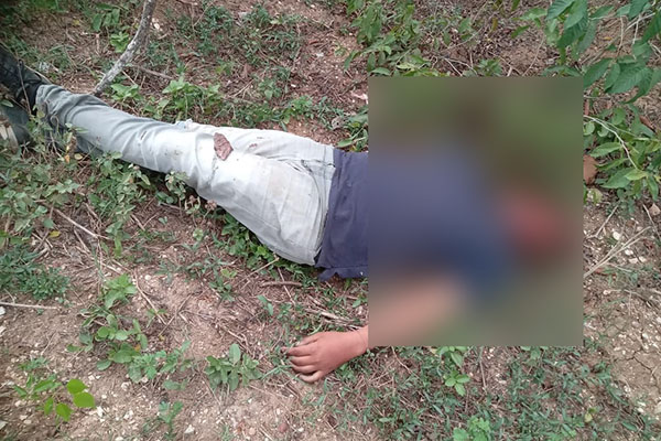 El cadáver fue encontrado por un motociclista que pasaba por el sitio, dijeron las autoridades.