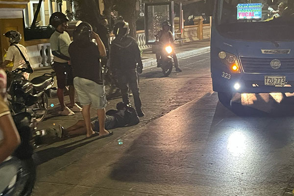 El joven motociclista quedó por varios minutos sobre el pavimento de la Avenida del Libertador.