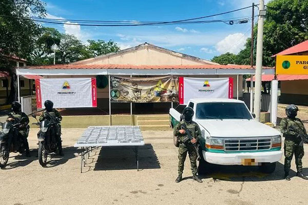Miembros del Ejército Nacional con todo el material incautado en La Guajira. 