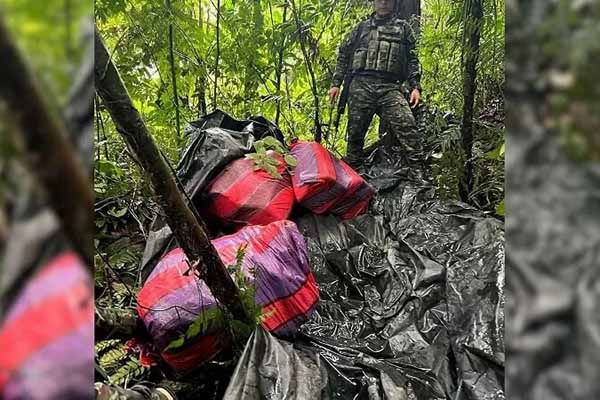 Miembro del Ejército Nacional con el material incautado antes de ser destruido. Foto Ejercito Nacional
