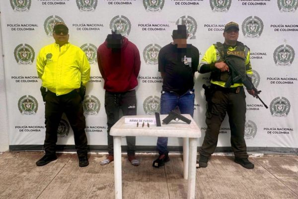 Miembros de la Policía Nacional legalizando la captura de alias ‘amarillo’ presunto responsable del doble homicidio en la vía Santa Marta-Ciénaga, en compañía de quien sería su cómplice en el asesinato.