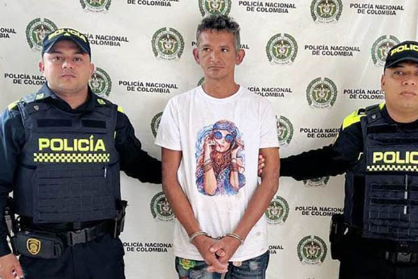 Instantes cuando los uniformados posaban junto a Carlos Enrique Martínez Castillo para el registro fotográfico.