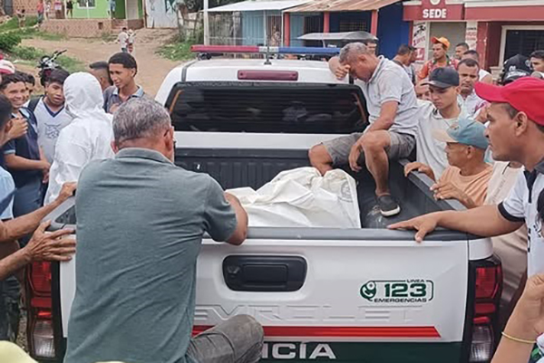 El cadáver del pescador José González fue trasladado hasta la morgue local en una camioneta. Foto Plato y la Región