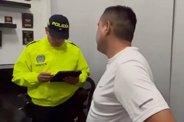 Este es el momento en el que uno de los uniformados es capturado en Santa Marta.