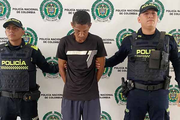 José Ever Montero Muñiz, capturado por orden judicial, escoltado por miembros de la Policía Nacional.