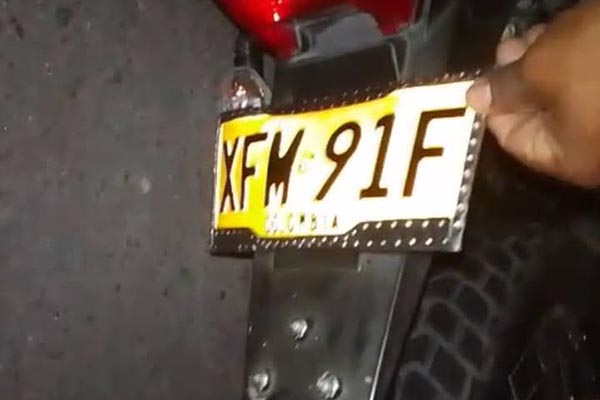 Las víctimas se movilizaban en esta motocicleta que fue embestida por un vehículo particular.