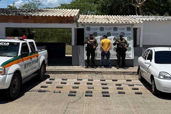 De espalda, aparece el conductor quien fue apresado y la cocaína decomisada en operativo este miércoles en el sur de La Guajira.