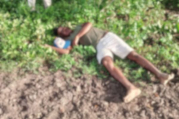 El cuerpo sin vida de Deibi Ramal una trocha del corregimiento de Piedras de Moler, en el municipio de Zapayán, Magdalena. Foto cortesía 