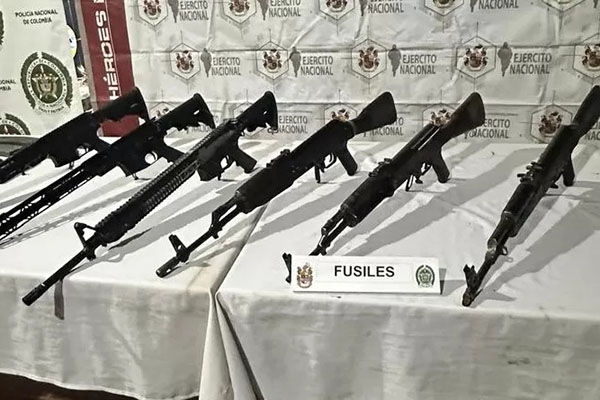 Fusiles AK-47, FAL y R-15 de alto poder, incautados por el Ejército a miembros del clan del golfo en el departamento del Bolívar. 