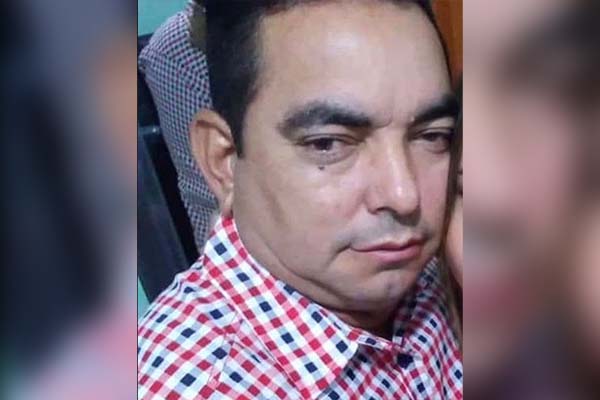 El cadáver de Álvaro Nájera quedó tendido en plena vía por la que transitaba en una motocicleta. Fotos cortesía portal Plato y La Región