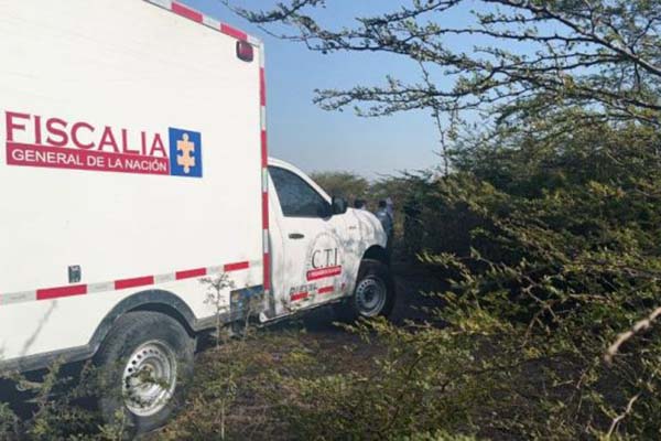 Los investigadores del CTI llegaron a realizar el levantamiento de los cadáveres, pero sus familiares no lo permitieron. / Foto cortesía La Guajira Hoy 