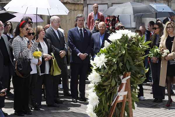 El exsenador Juan Manuel Galán, participa en un homenaje junto a la tumba de su padre Luis Carlos Galán, al cumplirse 36 años de su asesinato, este lunes en Bogotá. EFE/ Mauricio Dueñas Castañeda