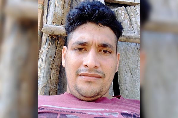 El cuerpo sin vida de Rey Armando Montiel quedó sobre la motocicleta en la que laboraba diariamente. Fotos cortesía Fusión Stereo Digital