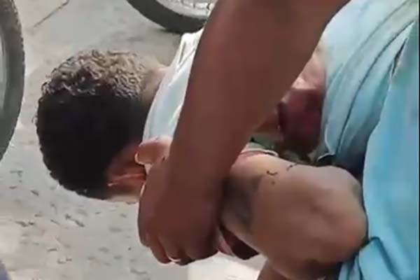 Este es el momento en el que los cuerpos sin vida fueron trasladados en moto por sus familiares desde Piñuelas hasta el municipio de Fundación. Fotos CayenaTV.