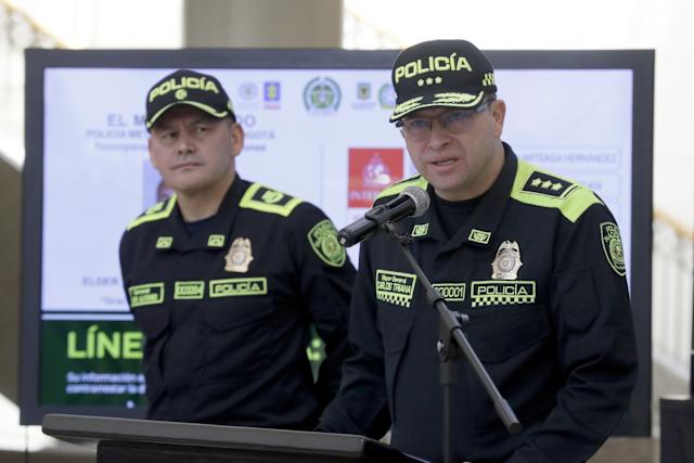 Fotografía de archivo del director de la Policía Nacional de Colombia, general Carlos Fernando Triana (d), durante una rueda de prensa, en Bogotá (Colombia). EFE/Carlos Ortega 