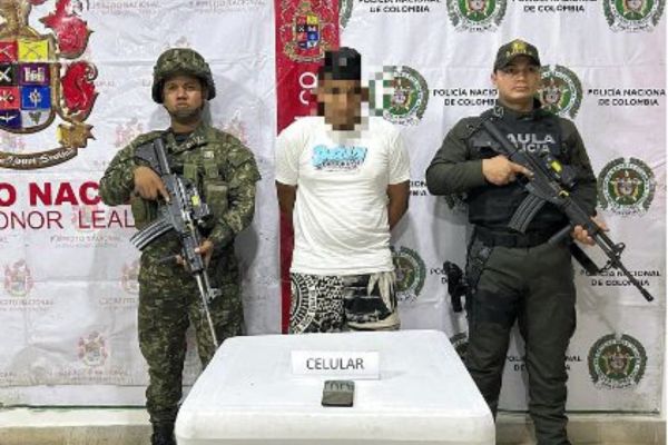 Alias “Chino”, enfrenta los delitos de concierto para delinquir con fines de extorsión y extorsión agravada, de acuerdo con lo expresado por la Policía Nacional, quien lo capturó en la capital del Magdalena. Foto Policía Nacional.