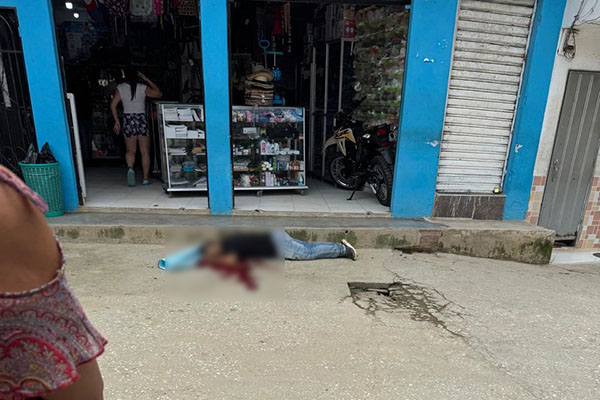 El cuerpo sin vida de Hugues Amaris Rico, quedó tendido al frente de un local comercial. Fotos/ recuadro portal Tiempo de Noticias-panorámica Zona Activa