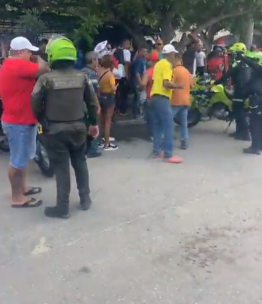La Policía Metropolitana de Santa Marta llegó al lugar de los hechos y acordonó el sitio. Foto tomada de captura de pantalla de video de redes sociales. 