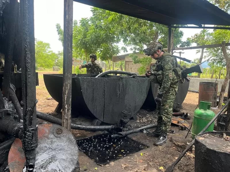 Miembros del Ejército Nacional realizando la incautación de los galones de combustible en Aguachica, Cesar.
