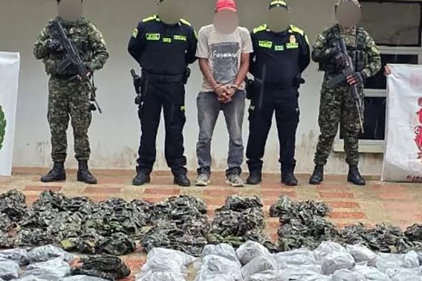 El material incautado consiste en 49 uniformes camuflados, 50 chalecos multipropósito, 30 morrales de campaña, 78 cintelas, 33 pañoletas, 42 pavas, 27 hombreras para equipo y 27 riñoneras. Foto Ejército Nacional