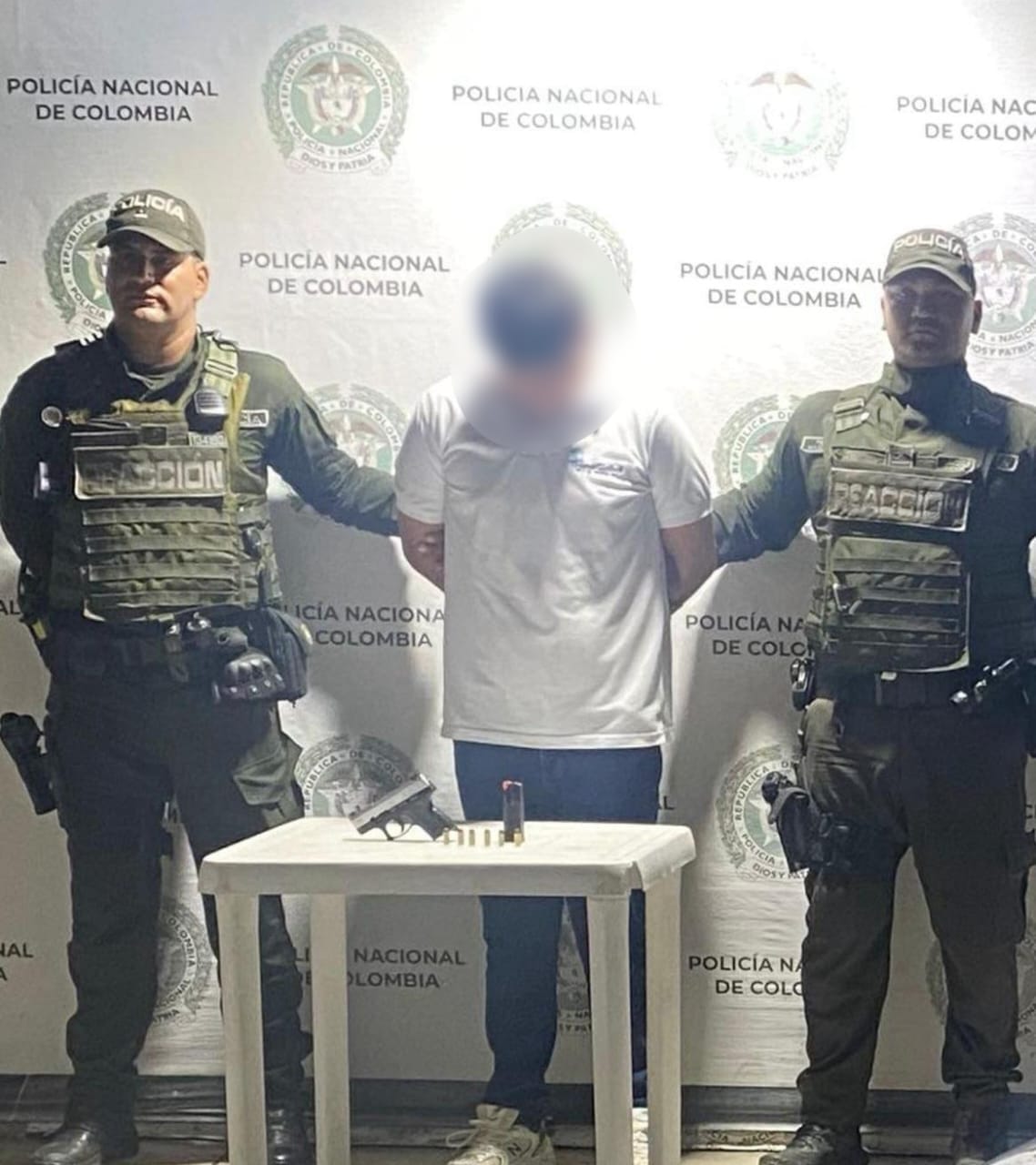 El sujeto portaba un arma de fuego y municiones sin el debido permiso., foto Policía Nacional de Colombia.