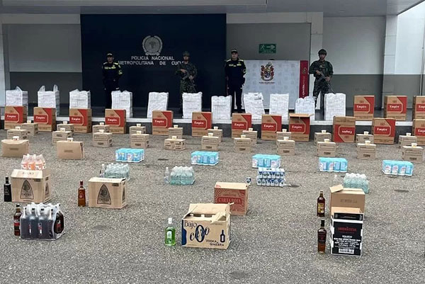 Las autoridades incautaron cigarrillos, licores y alimentos perecederos de origen extranjero. Foto Ejército Nacional de Colombia 