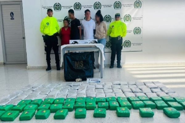 Los cuatro detenidos en su legalización de captura, en compañía de dos miembros de la Sijin. Foto Policía Nacional 