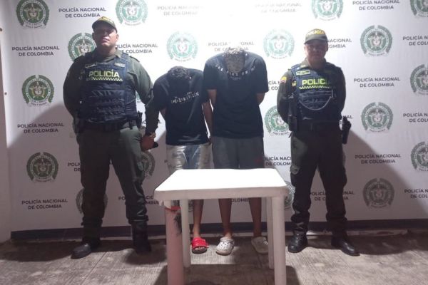 Los dos sujetos capturados por la Policía Nacional, en compañía de miembros de la fuerza pública. Foto archivo EL INFORMADOR 
