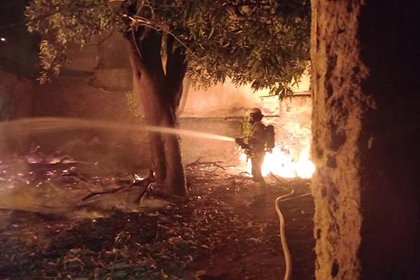 Unidades del Cuerpo de Bomberos Voluntarios de Santa Marta sofocaron el incendio en una vivienda abandonada del Centro Histórico, evitando que las llamas se propagaran a edificaciones cercanas. Foto Bomberos de Santa Marta 