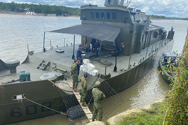 La Patrullera ARC Guillermo Londoño transportó 10 toneladas de ayudas humanitarias hacia Riosucio y la región del Darién, llevando alivio a las comunidades afectadas por la ola invernal en el Chocó. Foto Armada 