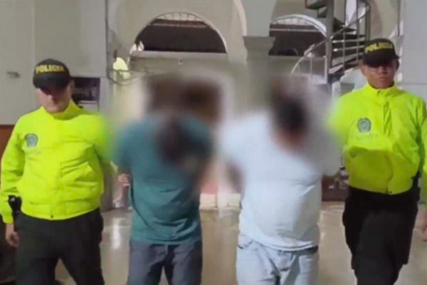 Danilo Andrés Barragán Gómez y a Estaban David Castro Julio, quienes fueron imputados con los delitos de tentativa de extorsión y falsedad marcaria en Cartagena. Foto Policía Nacional