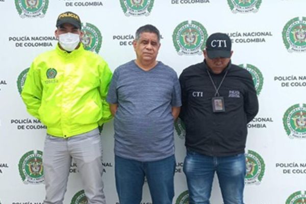 Edgardo Luis Arias Pérez, en su legalización de captura en compañía de miembros de la policía nacional y el CTI. Foto Policía Nacional 