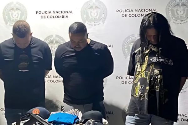 Jesús David Carballo Vergara, alias ‘El Cabe’, (centro) es señalado por la Policía como el presunto jefe de la banda que trataba de asaltar a la empresa de valores en Santa Marta. En la foto otros dos de los presuntos implicados.  Foto Policía Nacional