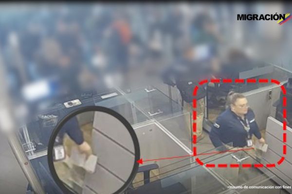 La funcionaria presuntamente implicada en la acción ilegal fue dejada a disposición de las autoridades competentes. Foto Migración Colombia.