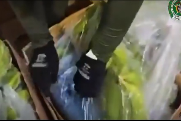 La droga estaba en cajas de la fruta. Foto pantallazo de un video de la Policía Nacional