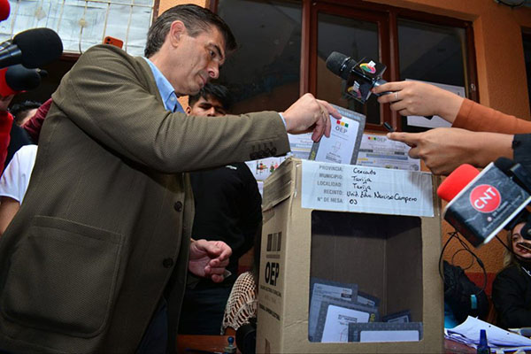 El elegido presidente de Bolivia del Partido Demócrata Cristiano, Rodrigo Paz Pereira, vota este domingo en La Paz (Bolivia). EFE/ STR