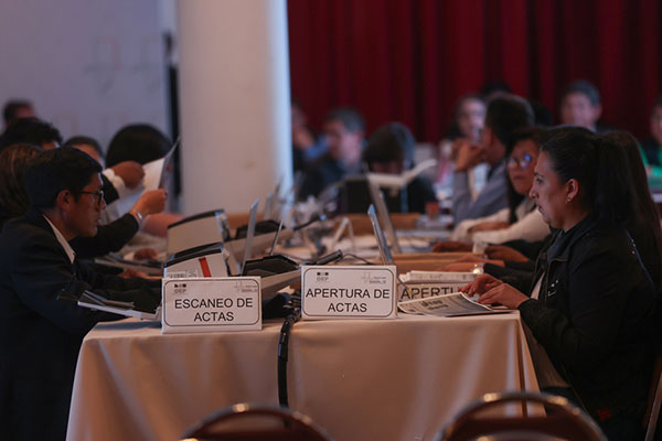 Funcionarios del Tribunal Supremo Electoral (TSE) de Bolivia registraron actas en la segunda vuelta electoral, en La Paz (Bolivia). EFE/ Luis Gandarillas