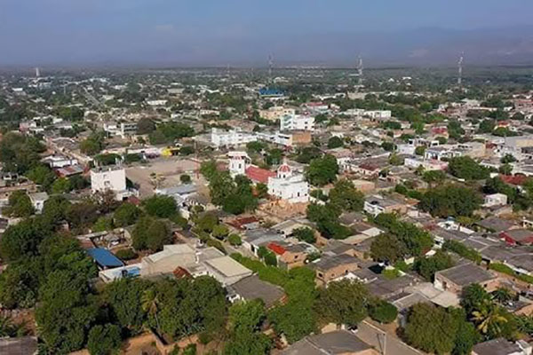 Manuel Emilio de Jesús Cocco Rodríguez, muerto en jurisdicción del municipio de Barrancas en La Guajira. Foto recuadro La Guajira Hoy/foto panorámica tomada del portal Así es Colombia