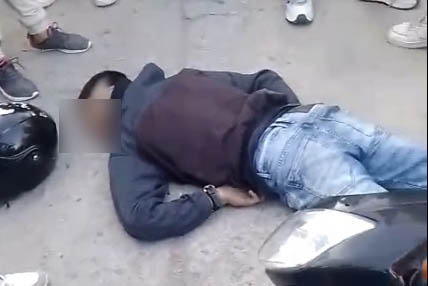 El cuerpo sin vida de Luis David Mestre quedó a un lado de la motocicleta en la que se movilizaba. Fotos del grupo de WhatsApp Zona Activa