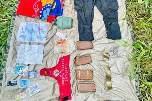 Entre los elementos se encontraron 26 cartuchos de diferentes calibres, 4 proveedores metálicos y brazaletes alusivos a las Autodefensas Gaitanistas de Colombia (AGC). Foto Ejército Nacional 