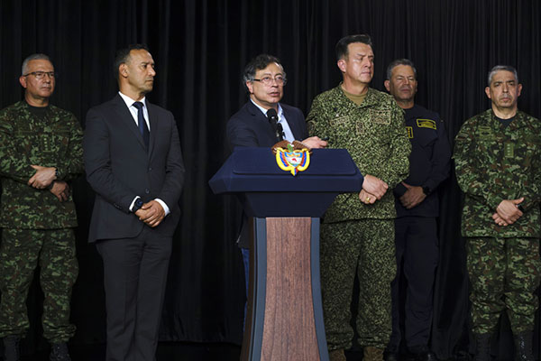 Fotografía cedida por la Presidencia de Colombia de su mandatario, Gustavo Petro, hablando junto al ministro de Defensa, Pedro Sánchez Suárez, y el comandante de las Fuerzas Militares, el almirante Francisco Cubides. EFE/ Presidencia de Colombia- archivo