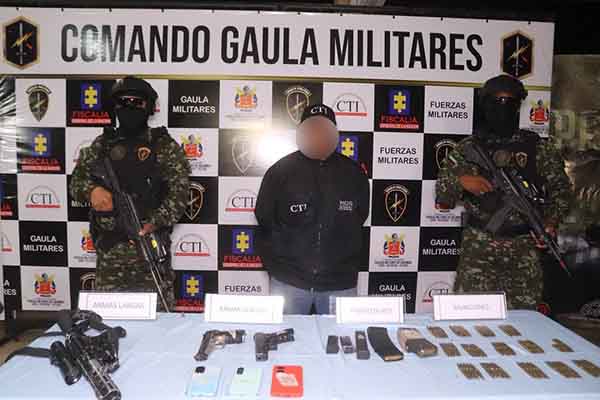 Armas cortas y largas, munición, además de otros elementos fueron incautados por el Ejército Nacional en el operativo. Foto Ejército Nacional