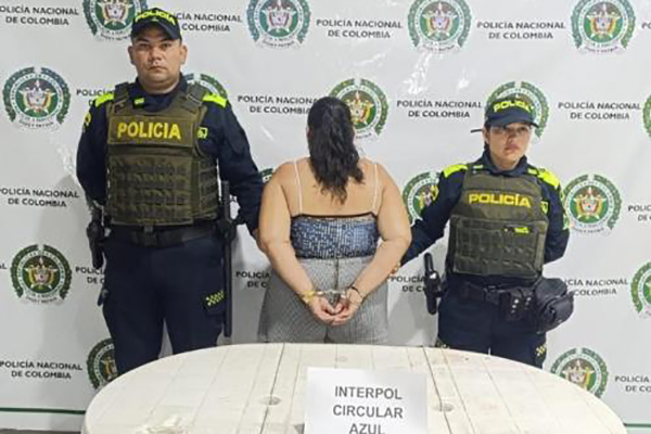 La mujer capturada y trasladada a las instalaciones de la estación para el procedimiento policivo. Foto Policía Nacional 