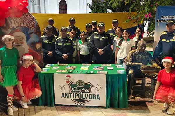  Miembros de la Policía Nacional en el lanzamiento de la campaña de navidad. Foto Policía DEMAG