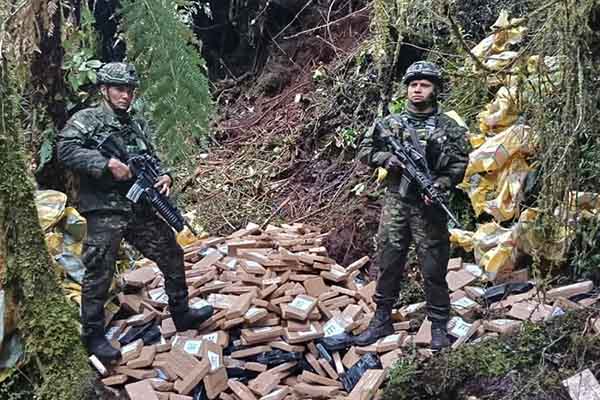 Miembros del Ejército Nacional sobre todo el material incautado. Foto Ejército Nacional