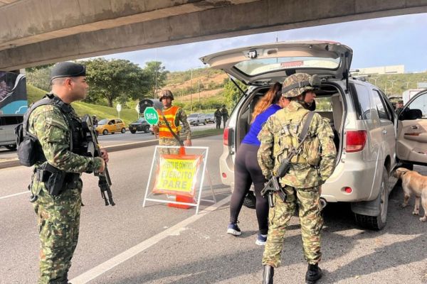 Miembros del Ejército Nacional realizando operativos de registro y control a los vehículos que viajan por toda Colombia. Foto Ejército Nacional