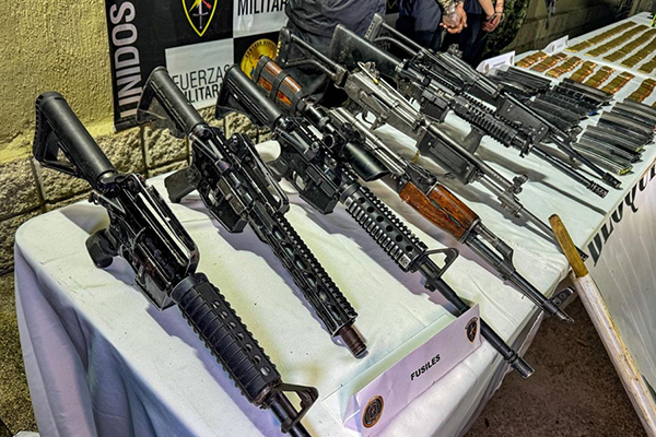 Fotografía sin fecha específica de toma cedida por el Ejército de Colombia que muestra armas decomisadas en Norte de Santander. EFE/ Ejército de Colombia