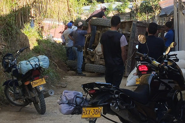 Volcado a un lado de la vía quedó el vehículo en el que se transportaba Yesica Mazo. Fotos cortesía